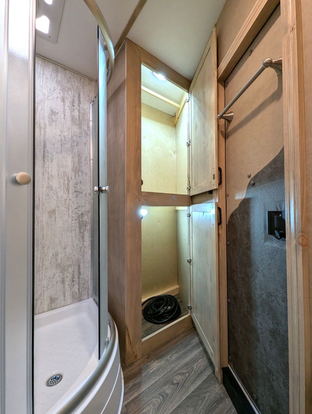 2025 Shadow 4 Horse Slant 10'6 Living Quarters SuperWide  - 22816038 - 17