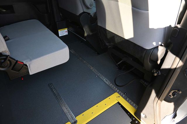 2025 Toyota Sienna LE AWD 8-Passenger - 22951136 - 18