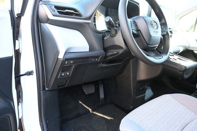 2025 Toyota Sienna LE AWD 8-Passenger - 22951136 - 30