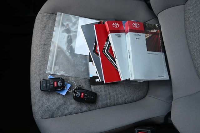 2025 Toyota Sienna LE AWD 8-Passenger - 22951136 - 38