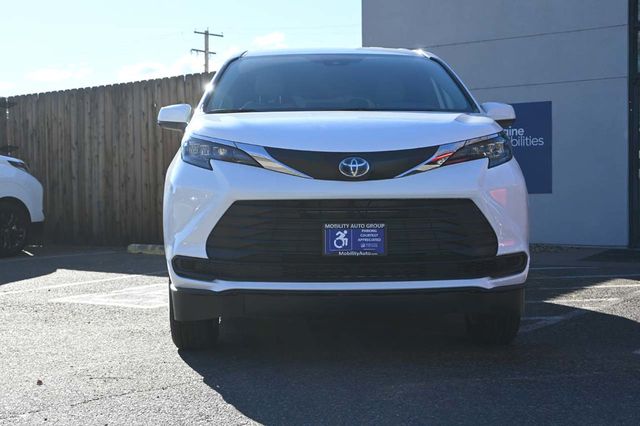 2025 Toyota Sienna LE AWD 8-Passenger - 22951136 - 3