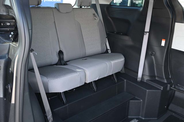 2025 Toyota Sienna LE FWD 8-Passenger - 22945229 - 17