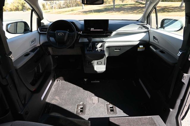 2025 Toyota Sienna LE FWD 8-Passenger - 22945229 - 20