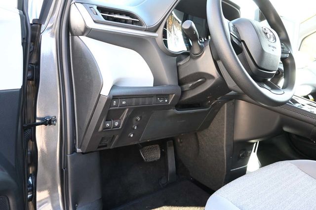 2025 Toyota Sienna LE FWD 8-Passenger - 22945229 - 28