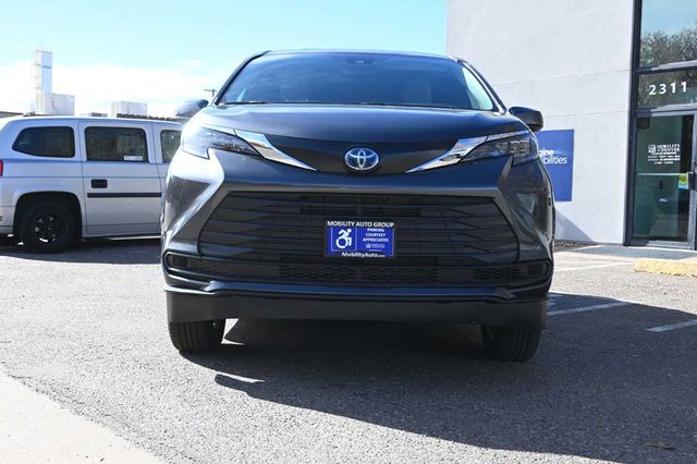 2025 Toyota Sienna LE FWD 8-Passenger - 22945229 - 3