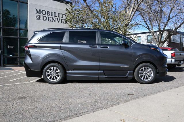 2025 Toyota Sienna LE FWD 8-Passenger - 22945229 - 4