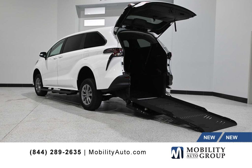 2025 Toyota Sienna LE FWD 8-Passenger - 23008612 | Video 1