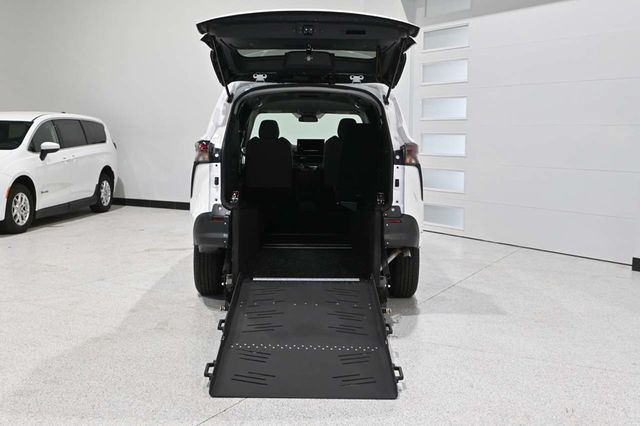 2025 Toyota Sienna LE FWD 8-Passenger - 23008612 - 17