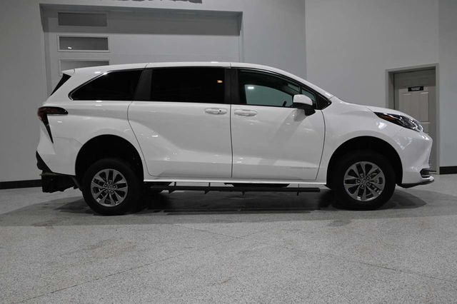 2025 Toyota Sienna LE FWD 8-Passenger - 23008612 - 4