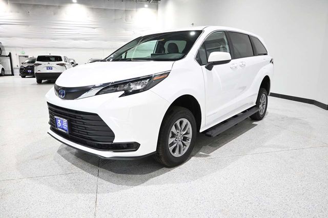 2025 Toyota Sienna LE FWD 8-Passenger - 23008613 - 9