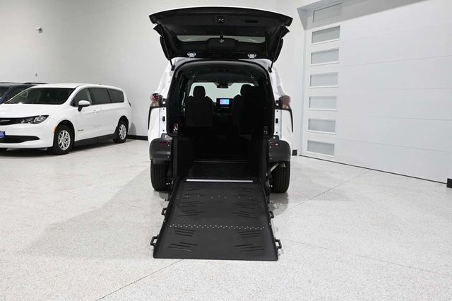 2025 Toyota Sienna LE FWD 8-Passenger - 23008613 - 17