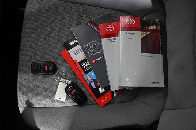 2025 Toyota Sienna LE FWD 8-Passenger - 23008613 - 35