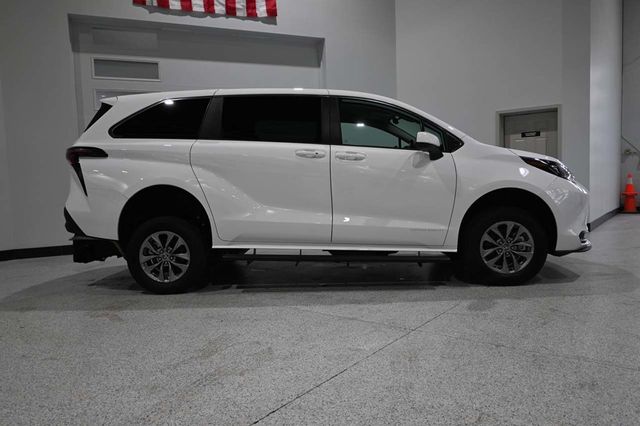 2025 Toyota Sienna LE FWD 8-Passenger - 23008613 - 4