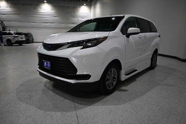 2025 Toyota Sienna LE FWD 8-Passenger - 23008614 - 9