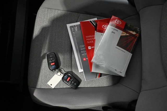 2025 Toyota Sienna LE FWD 8-Passenger - 23008614 - 41