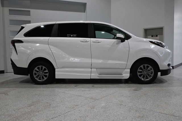 2025 Toyota Sienna LE FWD 8-Passenger - 23008614 - 4