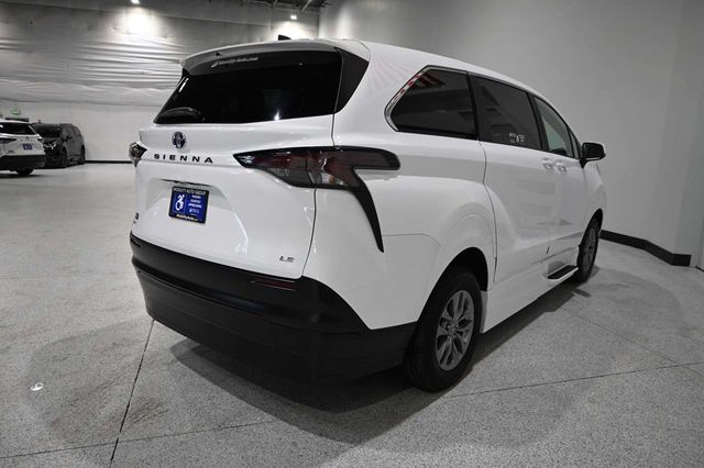 2025 Toyota Sienna LE FWD 8-Passenger - 23008614 - 5