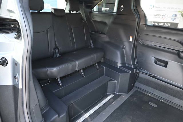 2025 Toyota Sienna Platinum AWD 7-Passenger - 22945230 - 17