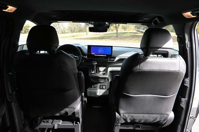 2025 Toyota Sienna Platinum AWD 7-Passenger - 22945230 - 19