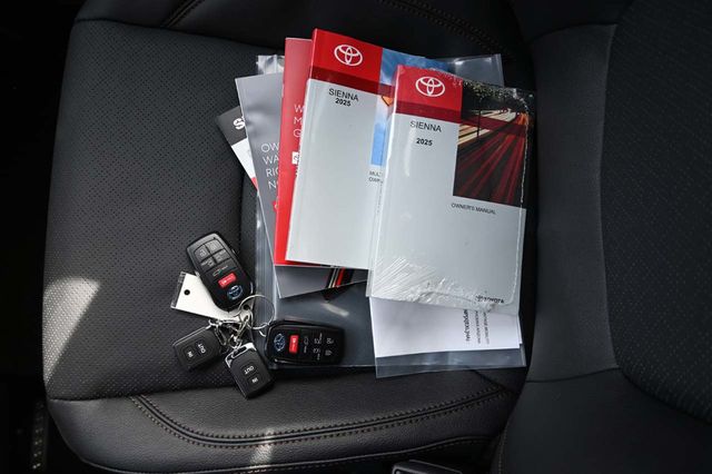 2025 Toyota Sienna Platinum AWD 7-Passenger - 22945230 - 38