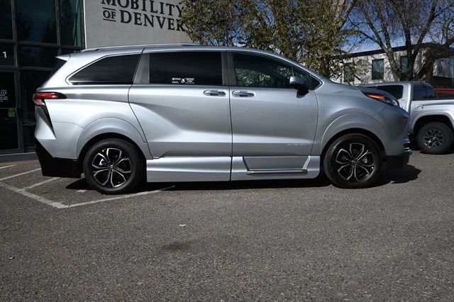 2025 Toyota Sienna Platinum AWD 7-Passenger - 22945230 - 4