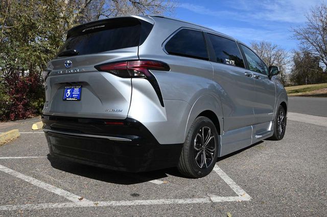 2025 Toyota Sienna Platinum AWD 7-Passenger - 22945230 - 5