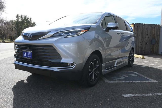 2025 Toyota Sienna Platinum AWD 7-Passenger - 22997872 - 9