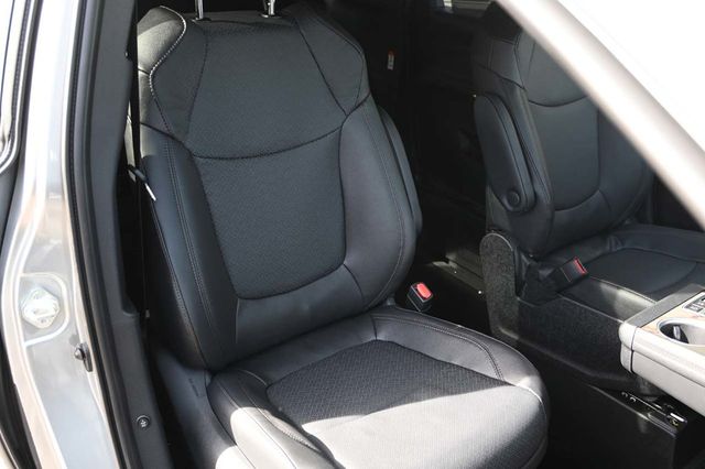 2025 Toyota Sienna Platinum AWD 7-Passenger - 22997872 - 15