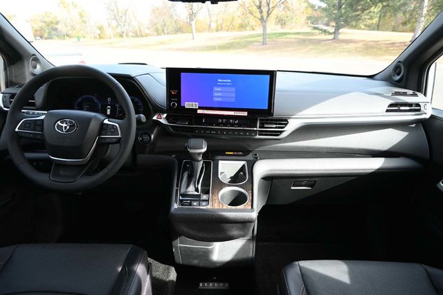 2025 Toyota Sienna Platinum AWD 7-Passenger - 22997872 - 21