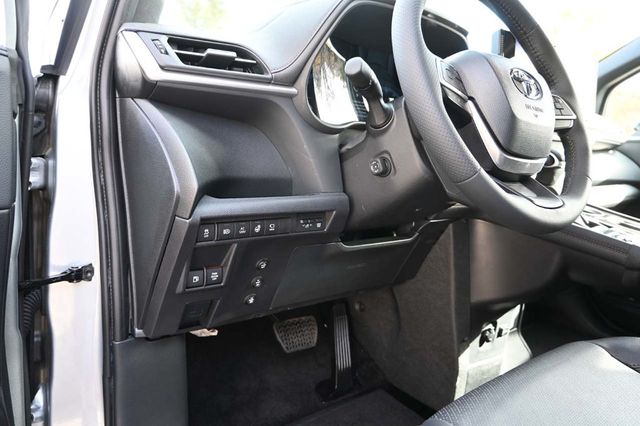 2025 Toyota Sienna Platinum AWD 7-Passenger - 22997872 - 29
