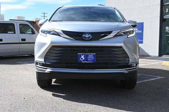 2025 Toyota Sienna Platinum AWD 7-Passenger - 22997872 - 3