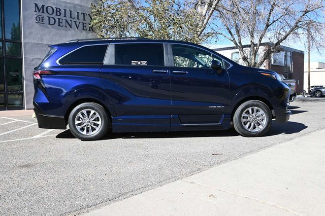 2025 Toyota Sienna XLE AWD 7-Passenger - 22945228 - 4