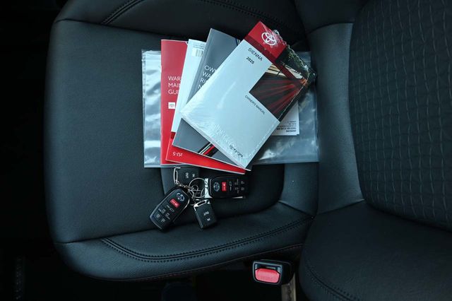 2025 Toyota Sienna XSE AWD 7-Passenger - 22951135 - 38