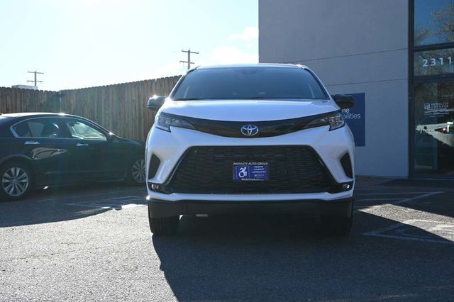 2025 Toyota Sienna XSE AWD 7-Passenger - 22951135 - 3