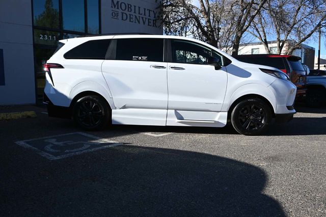 2025 Toyota Sienna XSE AWD 7-Passenger - 22951135 - 4