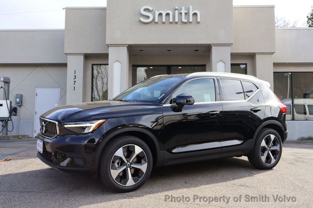 2025 Volvo XC40 B5 AWD Core Bright Theme - 22765745 - 0