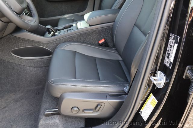 2025 Volvo XC40 B5 AWD Core Bright Theme - 22765745 - 8