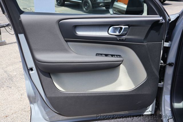 2025 Volvo XC40 B5 AWD Plus Dark Theme - 22849221 - 11