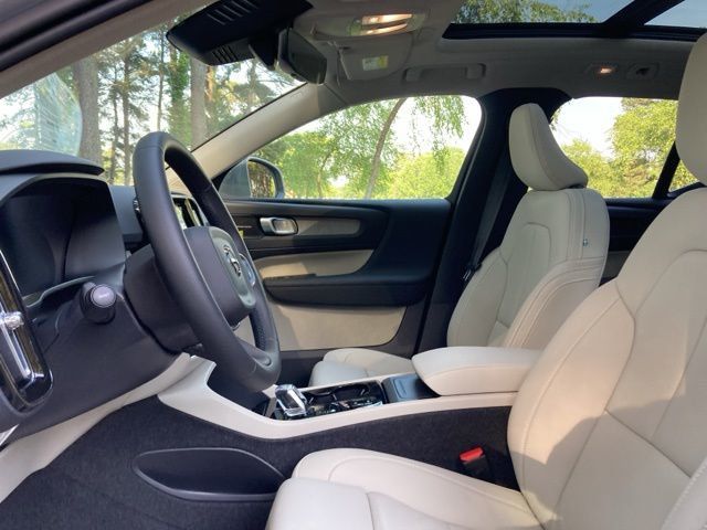 2025 Volvo XC40 B5 AWD Ultra Bright Theme - 22841028 - 20