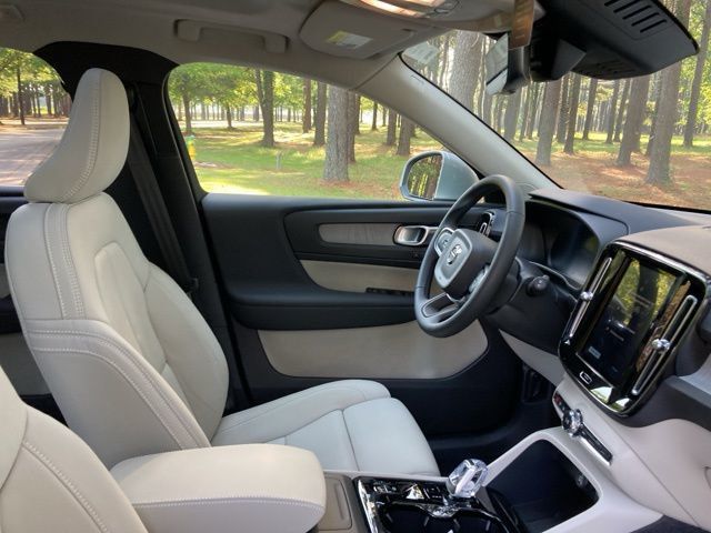 2025 Volvo XC40 B5 AWD Ultra Bright Theme - 22841028 - 22