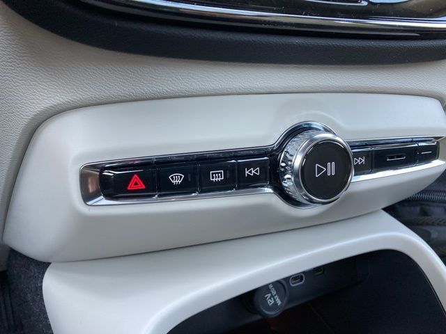 2025 Volvo XC40 B5 AWD Ultra Bright Theme - 22841028 - 31