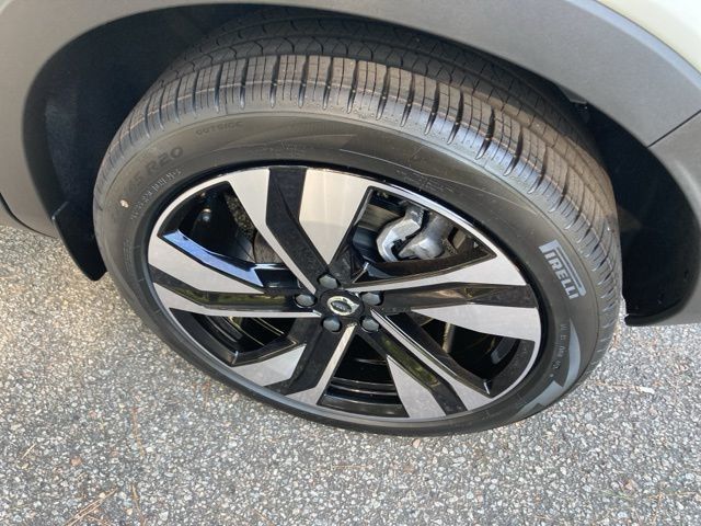 2025 Volvo XC40 B5 AWD Ultra Dark Theme - 22841007 - 11