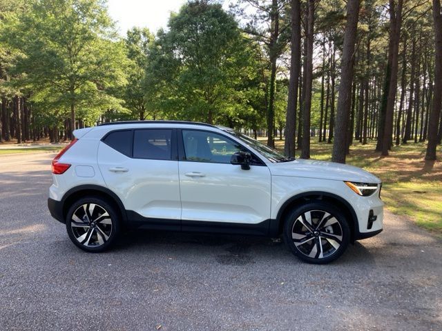 2025 Volvo XC40 B5 AWD Ultra Dark Theme - 22841007 - 1
