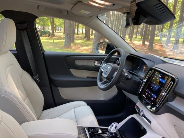 2025 Volvo XC40 B5 AWD Ultra Dark Theme - 22841007 - 22