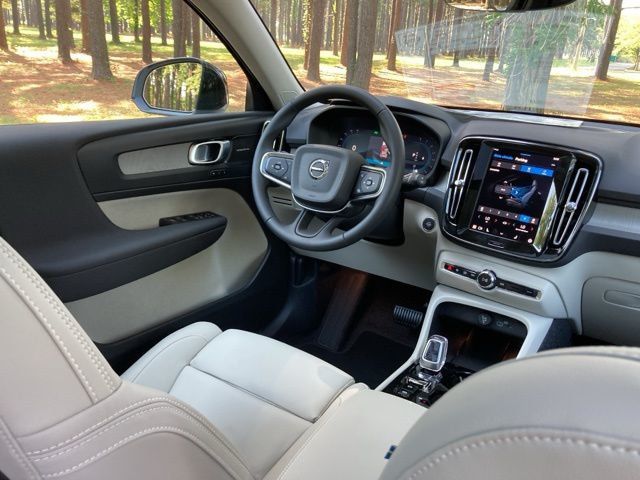 2025 Volvo XC40 B5 AWD Ultra Dark Theme - 22841007 - 24