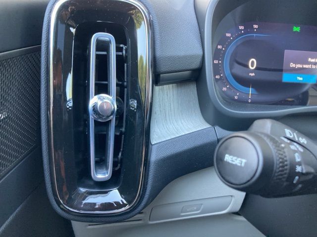 2025 Volvo XC40 B5 AWD Ultra Dark Theme - 22841007 - 26