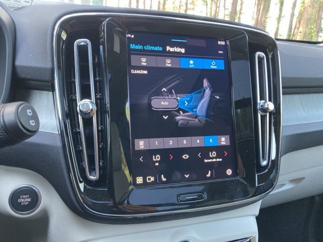 2025 Volvo XC40 B5 AWD Ultra Dark Theme - 22841007 - 30