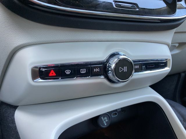 2025 Volvo XC40 B5 AWD Ultra Dark Theme - 22841007 - 31