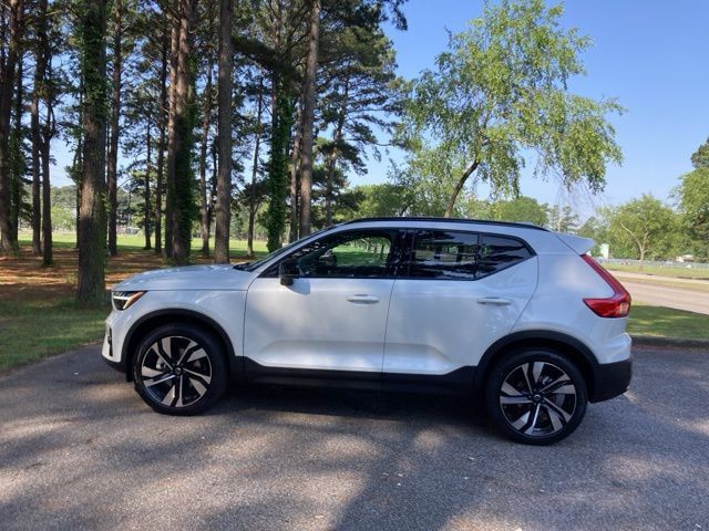 2025 Volvo XC40 B5 AWD Ultra Dark Theme - 22841007 - 5
