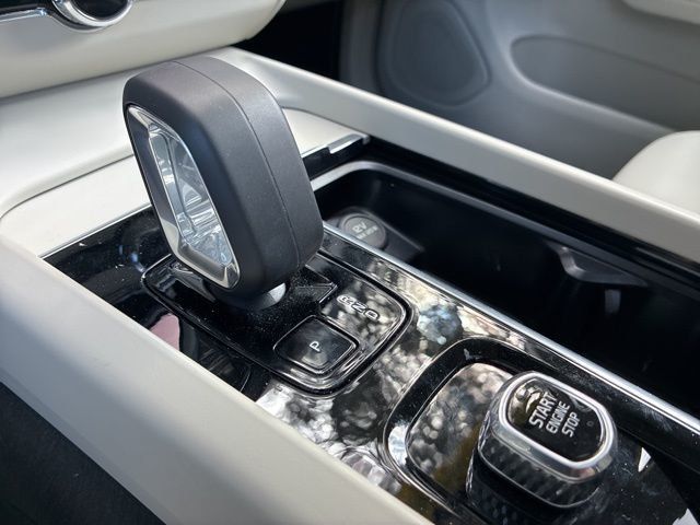 2025 Volvo XC60 Plug-In Hybrid T8 AWD Plus - 22905562 - 30